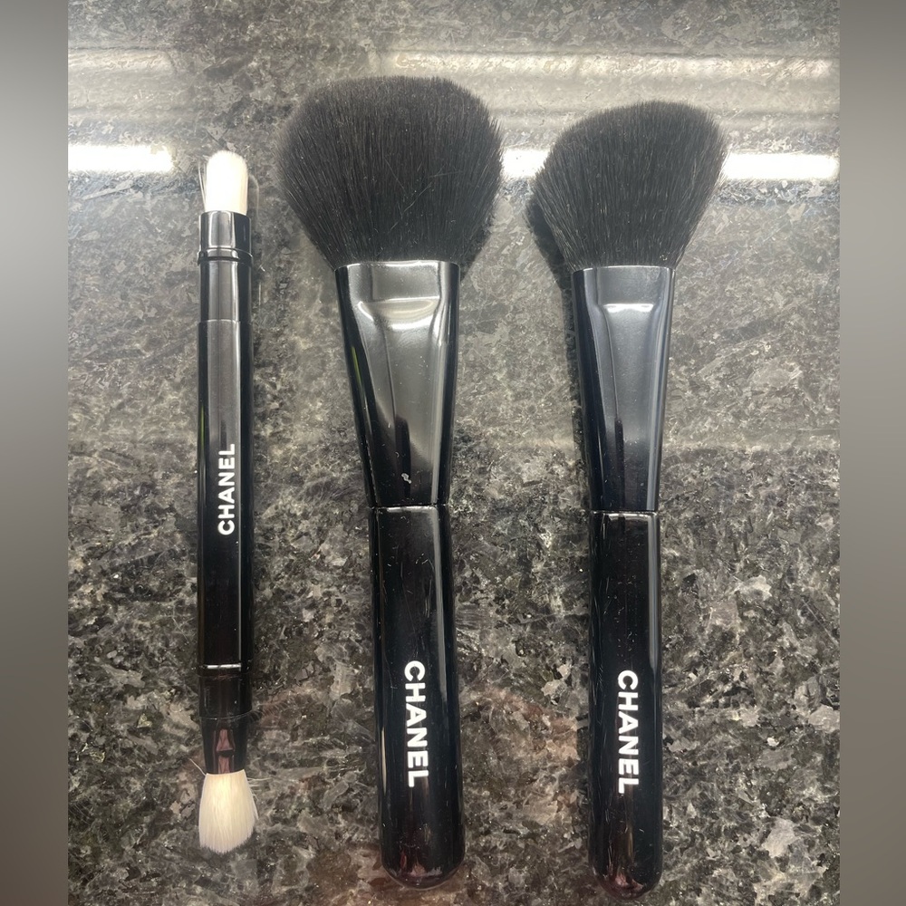 CHANEL Makeup brushes
CONTOUR#109 
BLUSH#110
DUAL ENDED CONCEALER#105